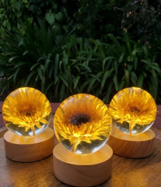 Hand-Poured Flower Resin Lamp