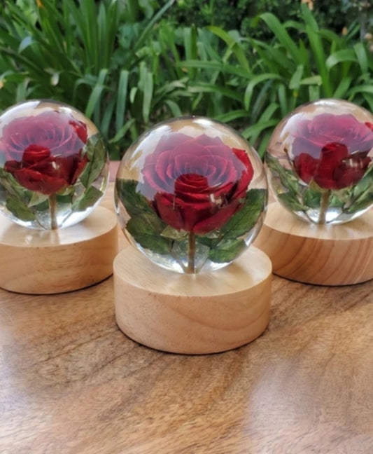 Hand-Poured Flower Resin Lamp
